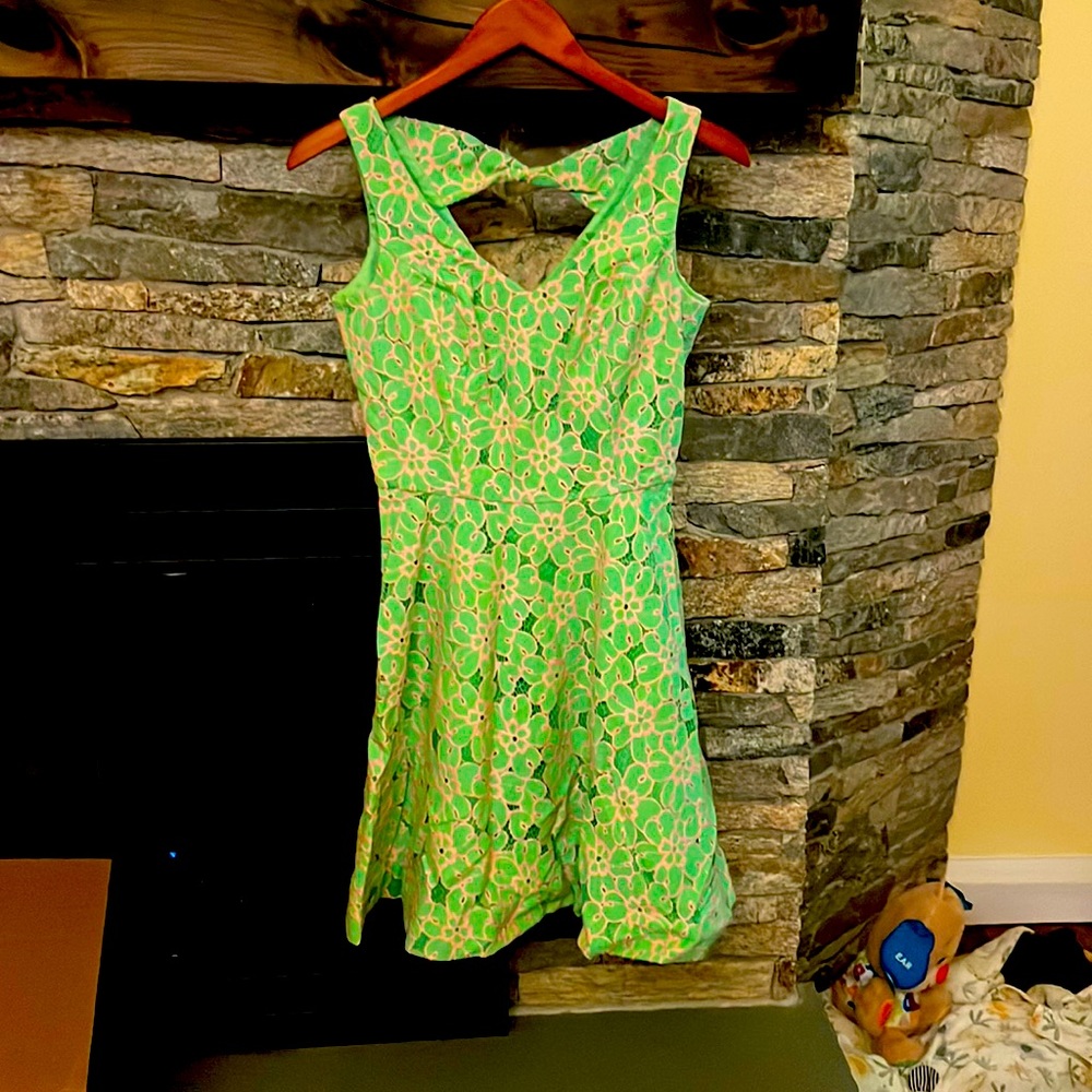 Lily Pulitzer size 2 dress with cute little hole in back